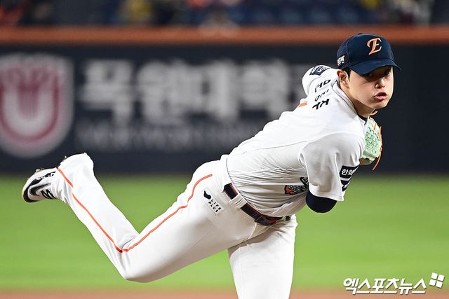 한화 이글스 우완투수 문동주가 시범경기 두 번째 등판을 2실점으로 마무리했다. 문동주는 20일 대전 한화생명 볼파크에서 열린 2026 신한 SOL KBO리그 KIA 타이거즈와의 시범경기에 선발 등판해 2이닝 4피안타 무사사구 1탈삼진 2실점을 기록했다. 이날 문동주의 투구수는 32개(스트라이크 23개, 볼 9개)였다. 구종별로는 직구(15개)가 가장 많았고, 포크볼(9개), 커브, 슬라이더(이상 4개)가 그 뒤를 이었다. 최고구속이 149km/h에 불과한 것이 눈에 띈다. 한화 관계자는 '컨디션에 이상을 보여 교체했다'고 설명했다. 엑스포츠뉴스DB