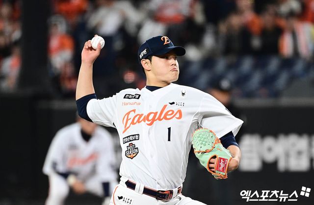 한화 이글스 우완투수 문동주가 시범경기 두 번째 등판을 2실점으로 마무리했다. 문동주는 20일 대전 한화생명 볼파크에서 열린 2026 신한 SOL KBO리그 KIA 타이거즈와의 시범경기에 선발 등판해 2이닝 4피안타 무사사구 1탈삼진 2실점을 기록했다. 이날 문동주의 투구수는 32개(스트라이크 23개, 볼 9개)였다. 구종별로는 직구(15개)가 가장 많았고, 포크볼(9개), 커브, 슬라이더(이상 4개)가 그 뒤를 이었다. 최고구속이 149km/h에 불과한 것이 눈에 띈다. 한화 관계자는 '컨디션에 이상을 보여 교체했다'고 설명했다. 엑스포츠뉴스DB