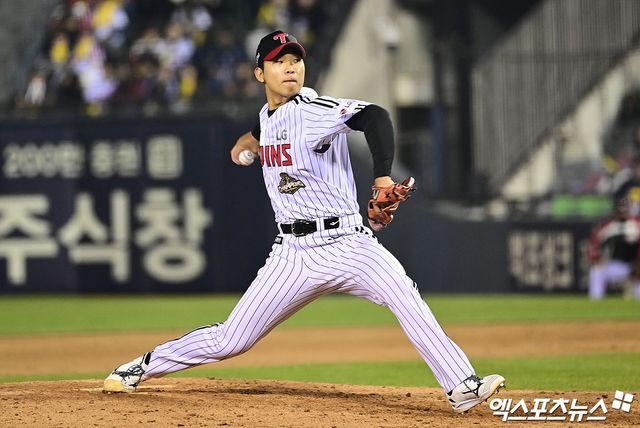 2일 오후 서울 송파구 잠실야구장에서 열린 '2026 신한 SOL Bank KBO리그' KIA 타이거즈와 LG 트윈스의 경기, 8회초 LG 우강훈이 역투하고 있다. 잠실, 박지영 기자