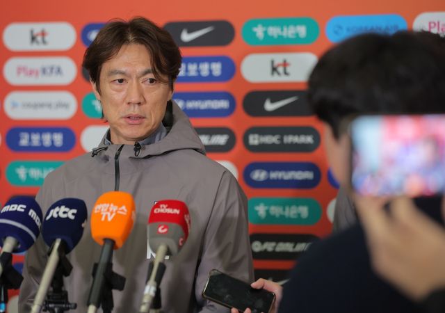 대한민국 축구 국가대표팀을 이끄는 홍명보 감독 2일 유럽 A매치 원정 2연전을 마치고 인천국제공항을 통해 귀국했다. 홍명보호는 코트디부아르(0-4)와 오스트리아(0-1)와의 A매치 2연전에서 한 골도 넣지 못하고 모두 패했다. 대표팀 주장 손흥민(LAFC)도 두 경기 모두 출전했지만 골을 터트리지 못했다. 일각에선 올해로 34세가 된 손흥민에게 에이징 커브가 찾아온 것 같다고 주장했는데 홍 감독은 손흥민을 대표팀의 중심이라고 강조하면서 변함없는 믿음을 드러냈다. 연합뉴스