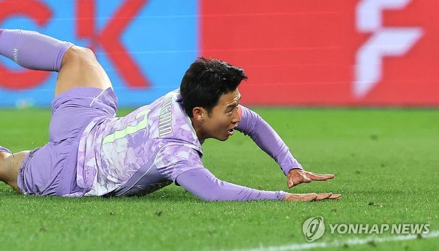 대한민국 축구 국가대표팀을 이끄는 홍명보 감독 2일 유럽 A매치 원정 2연전을 마치고 인천국제공항을 통해 귀국했다. 홍명보호는 코트디부아르(0-4)와 오스트리아(0-1)와의 A매치 2연전에서 한 골도 넣지 못하고 모두 패했다. 대표팀 주장 손흥민(LAFC)도 두 경기 모두 출전했지만 골을 터트리지 못했다. 일각에선 올해로 34세가 된 손흥민에게 에이징 커브가 찾아온 것 같다고 주장했는데 홍 감독은 손흥민을 대표팀의 중심이라고 강조하면서 변함없는 믿음을 드러냈다. 연합뉴스