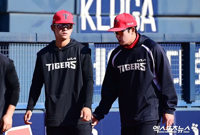 2일 오후 서울 송파구 잠실야구장에서 열리는 '2026 신한 SOL Bank KBO리그' KIA 타이거즈와 LG 트윈스의 경기에 앞서 KIA 김도영과 오선우가 대화를 나누고 있다. 잠실, 박지영 기자