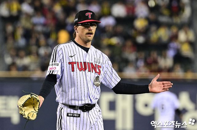 2일 오후 서울 송파구 잠실야구장에서 열린 '2026 신한 SOL Bank KBO리그' KIA 타이거즈와 LG 트윈스의 경기, 3회초 LG 선발투수 웰스가 이닝을 종료시킨 뒤 더그아웃으로 향하고 있다. 잠실, 박지영 기자