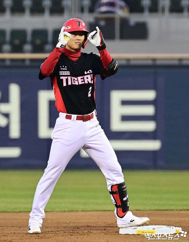  2일 오후 서울 송파구 잠실야구장에서 열린 '2026 신한 SOL Bank KBO리그' KIA 타이거즈와 LG 트윈스의 경기, 2회초 2사 2루 KIA 박민이 선취 적시타를 때려낸 뒤 상대 포구 실책을 틈타 2루까지 진루하고 있다. 잠실, 박지영 기자