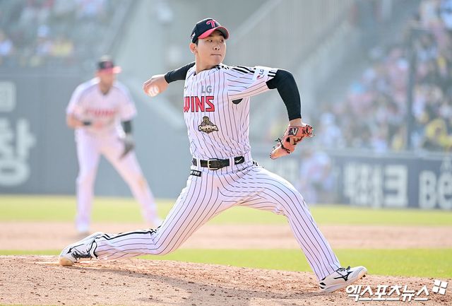 지난달 28일 오후 서울 송파구 잠실야구장에서 열린 '2026 신한 SOL Bank KBO리그' KT 위즈와 LG 트윈스의 경기, 8회초 LG 우강훈이 역투하고 있다. 엑스포츠뉴스 DB