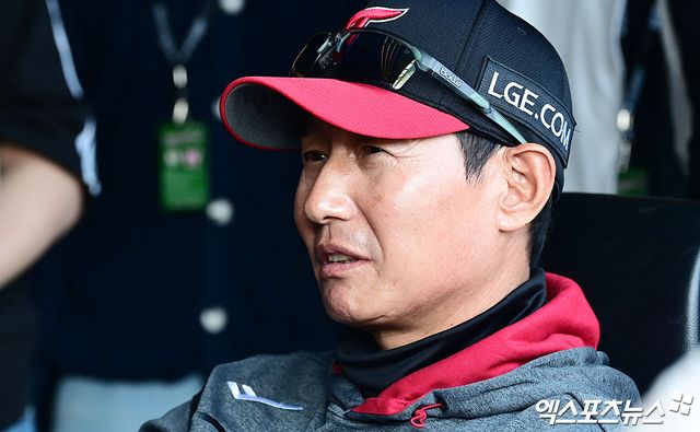 2일 오후 서울 송파구 잠실야구장에서 열리는 '2026 신한 SOL Bank KBO리그' KIA 타이거즈와 LG 트윈스의 경기에 앞서 LG 염경엽 감독이 취재진과 이야기를 나누고 있다. 잠실, 박지영 기자