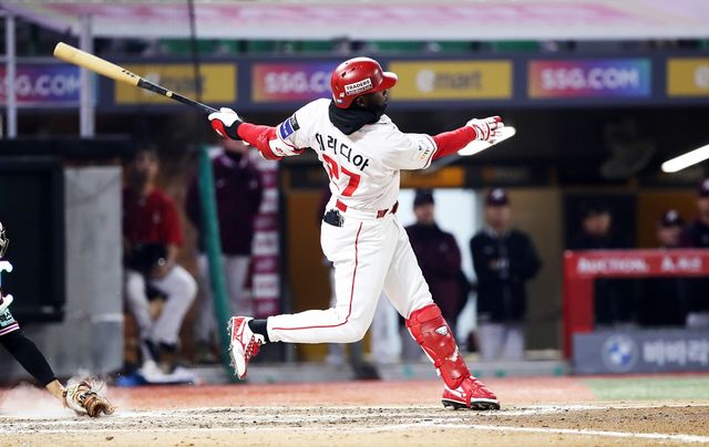 SSG 랜더스 외국인 타자 기예르모 에레디아가 2일 인천 SSG랜더스필드에서 열린 2026 신한 SOL KBO리그 키움 히어로즈와의 팀 간 2차전에서 2안타 3타점을 기록, 팀 대승을 이끌었다. 사진 SSG 랜더스