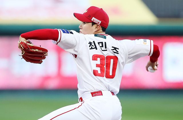 SSG 랜더스 우완 최민준이 2일 인천 SSG랜더스필드에서 열린 2026 신한 SOL KBO리그 키움 히어로즈와의 팀 간 2차전에 선발등판, 5이닝 무실점으로 승리투수가 됐다. 사진 SSG 랜더스