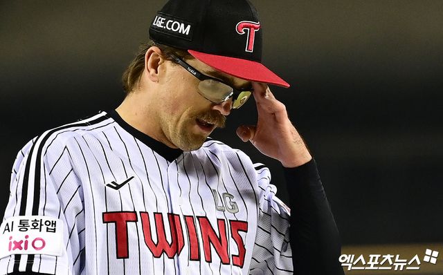 2일 오후 서울 송파구 잠실야구장에서 열린 '2026 신한 SOL Bank KBO리그' KIA 타이거즈와 LG 트윈스의 경기, 3회초 LG 선발투수 웰스가 이닝을 종료시킨 뒤 더그아웃으로 향하고 있다. 잠실, 박지영 기자