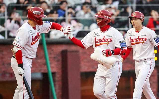 SSG 랜더스 내야수 최정(가운데)이 2일 인천 SSG랜더스필드에서 열린 2026 신한 SOL KBO리그 키움 히어로즈와의 팀 간 2차전에서 1회말 결승 선제 2점 홈런을 기록, 팀 승리를 이끌었다. 사진 SSG 랜더스 제공