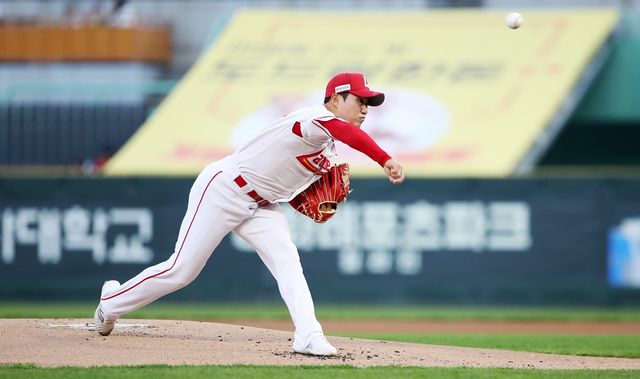 SSG 랜더스 우완 최민준이 2일 인천 SSG랜더스필드에서 열린 2026 신한 SOL KBO리그 키움 히어로즈와의 팀 간 2차전에 선발등판, 5이닝 무실점으로 승리투수가 됐다. 사진 SSG 랜더스