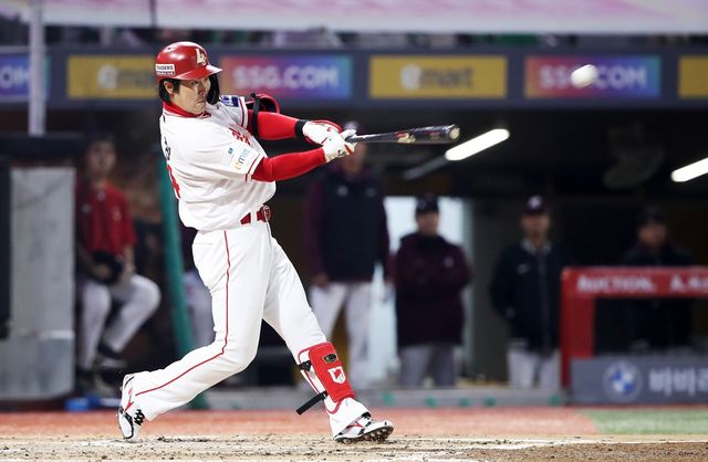 SSG 랜더스 내야수 최정(가운데)이 2일 인천 SSG랜더스필드에서 열린 2026 신한 SOL KBO리그 키움 히어로즈와의 팀 간 2차전에서 1회말 결승 선제 2점 홈런을 기록, 팀 승리를 이끌었다. 사진 SSG 랜더스 제공