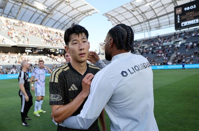 마크 도스산토스 감독이 이끄는 LAFC가 20일(한국시간) 미국 캘리포니아주 로스앤젤레스에 있는 BMO 스타디움에서 열린 산호세 어스퀘이크와의 2026시즌 미국 메이저리그사커(MLS) 홈 경기에서 1-4 대패를 당했다.&nbsp; 손흥민이 주중 북중미카리브해연맹(CONCACAF) 챔피언스컵 멕시코 원정을 다녀온 뒤, 곧바로 선발 출장했지만 득점포를 가동하지 못했고, 팀의 대패를 지켜봐야 했다.&nbsp;이날 후반 중반 LAFC가 와르르 무너지자, 경기장 한편에서 경기를 지켜보던 존 소링턴 단장은 무서운 눈빛으로 경기장을 노려보는 모습이 중계 화면에 잡히기도 했다.&nbsp;연합뉴스