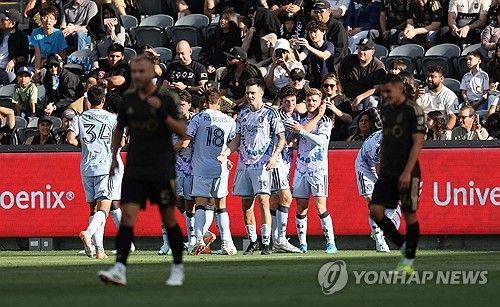 마크 도스산토스 감독이 이끄는 LAFC가 20일(한국시간) 미국 캘리포니아주 로스앤젤레스에 있는 BMO 스타디움에서 열린 산호세 어스퀘이크와의 2026시즌 미국 메이저리그사커(MLS) 홈 경기에서 1-4 대패를 당했다.&nbsp; 손흥민이 주중 북중미카리브해연맹(CONCACAF) 챔피언스컵 멕시코 원정을 다녀온 뒤, 곧바로 선발 출장했지만 득점포를 가동하지 못했고, 팀의 대패를 지켜봐야 했다.&nbsp;이날 후반 중반 LAFC가 와르르 무너지자, 경기장 한편에서 경기를 지켜보던 존 소링턴 단장은 무서운 눈빛으로 경기장을 노려보는 모습이 중계 화면에 잡히기도 했다.&nbsp;연합뉴스