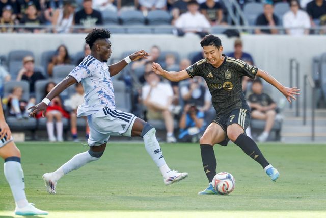 마크 도스산토스 감독이 이끄는 LAFC가 20일(한국시간) 미국 캘리포니아주 로스앤젤레스에 있는 BMO 스타디움에서 열린 산호세 어스퀘이크와의 2026시즌 미국 메이저리그사커(MLS) 홈 경기에서 1-4 대패를 당했다.&nbsp; 손흥민이 주중 북중미카리브해연맹(CONCACAF) 챔피언스컵 멕시코 원정을 다녀온 뒤, 곧바로 선발 출장했지만 득점포를 가동하지 못했고, 팀의 대패를 지켜봐야 했다.&nbsp;이날 후반 중반 LAFC가 와르르 무너지자, 경기장 한편에서 경기를 지켜보던 존 소링턴 단장은 무서운 눈빛으로 경기장을 노려보는 모습이 중계 화면에 잡히기도 했다.&nbsp;연합뉴스