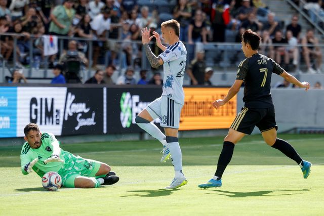 마크 도스산토스 감독이 이끄는 LAFC가 20일(한국시간) 미국 캘리포니아주 로스앤젤레스에 있는 BMO 스타디움에서 열린 산호세 어스퀘이크와의 2026시즌 미국 메이저리그사커(MLS) 홈 경기에서 1-4 대패를 당했다.&nbsp; 손흥민이 주중 북중미카리브해연맹(CONCACAF) 챔피언스컵 멕시코 원정을 다녀온 뒤, 곧바로 선발 출장했지만 득점포를 가동하지 못했고, 팀의 대패를 지켜봐야 했다.&nbsp;이날 후반 중반 LAFC가 와르르 무너지자, 경기장 한편에서 경기를 지켜보던 존 소링턴 단장은 무서운 눈빛으로 경기장을 노려보는 모습이 중계 화면에 잡히기도 했다.&nbsp;연합뉴스