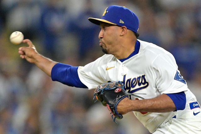 LA 다저스의 뒷문을 책임지던 우완투수 에드윈 디아즈가 전열에서 이탈했다. 다저스는 21일 디아즈를 오른쪽 팔꿈치 내 유리체 문제로 부상자 명단에 올렸으며, 이에 따라 좌완투수 제이크 에더를 콜업했다. 연합뉴스