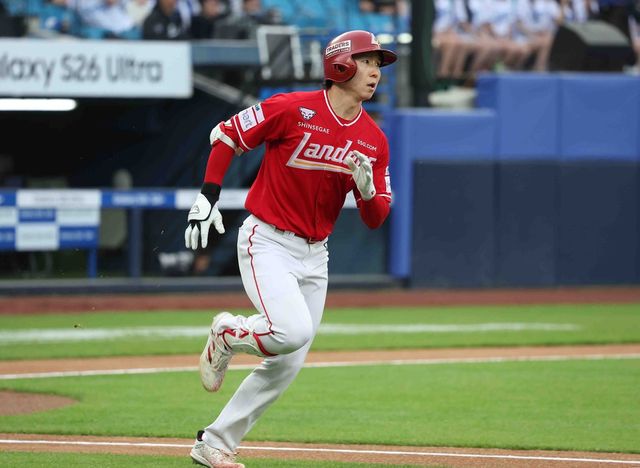 SSG 랜더스 내야수 박성한이 21일 대구 삼성 라이온즈파크에서 열린 2026 신한 SOL KBO리그 삼성과의 팀 간 1차전에서 3안타를 기록, 팀 승리를 이끌었다. 사진 연합뉴스