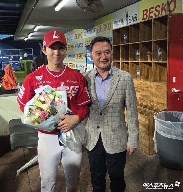 SSG 랜더스 박성한(왼쪽)이 21일 대구 삼성 라이온즈파크에서 열린 2026 신한 SOL KBO리그 삼성 라이온즈와의 팀 간 1차전에서 개막 19경기 연속 안타를 기록한 뒤 팀 승리 이후 김재섭 SSG 구단 대표이사에게 축하 꽃다발을 받았다. 사진 김지수 기자