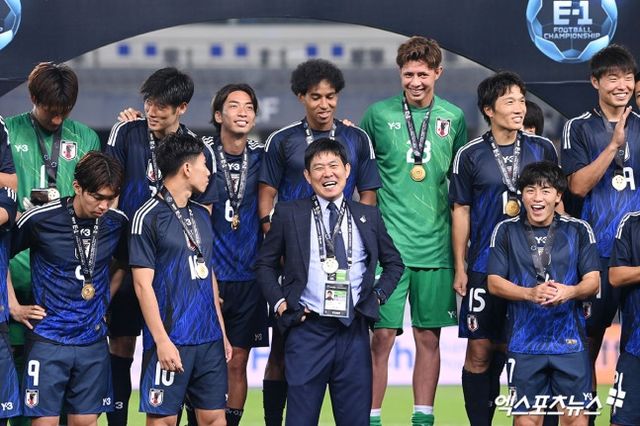 월드컵 우승이라는 목표를 위해 미래 세대 육성에 집중하고 있는 일본 축구 국가대표팀이 오는 6월 열리는 2026 국제축구연맹(FIFA) 북중미 월드컵에 19세 이하(U-19) 대표팀을 동행시키기로 결정했다. 일본 U-19 대표팀은 월드컵 기간 동안 A대표팀의 훈련 파트너 역할을 수행하고, 동시에 월드컵 현장을 경험하면서 국가대표의 꿈을 키울 예정이다. 사진 엑스포츠뉴스DB
