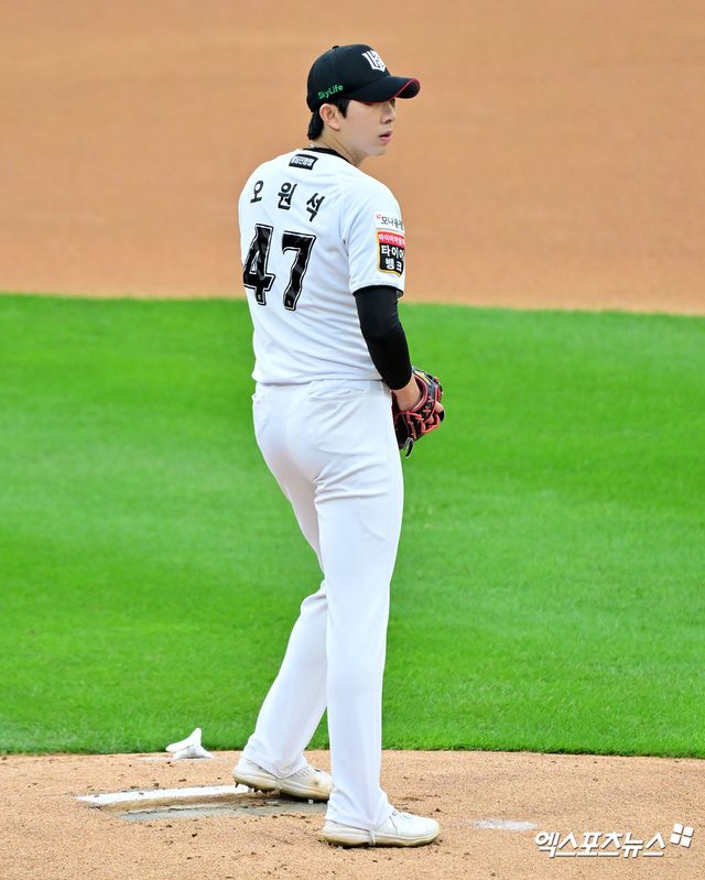 이강철 감독이 이끄는 KT는 21일 수원KT위즈파크에서 열린 2026 신한 SOL KBO리그 KIA 타이거즈와의 정규시즌 1차전에서 6-5로 승리했다. 마운드에서는 선발 오원석이 5⅓이닝 5피안타 2사사구 3탈삼진 2실점으로 승패 없이 등판을 마쳤다. 타선에서는 김민혁이 11회말 끝내기 홈런을 치면서 팀을 승리로 이끌었다. KIA는 8연승 뒤 3연패 수렁에 빠졌다. 시즌 성적은 10승10패(0.500)다. 엑스포츠뉴스DB