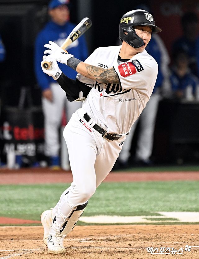 이강철 감독이 이끄는 KT는 21일 수원KT위즈파크에서 열린 2026 신한 SOL KBO리그 KIA 타이거즈와의 정규시즌 1차전에서 6-5로 승리했다. 마운드에서는 선발 오원석이 5⅓이닝 5피안타 2사사구 3탈삼진 2실점으로 승패 없이 등판을 마쳤다. 타선에서는 김민혁이 11회말 끝내기 홈런을 치면서 팀을 승리로 이끌었다. KIA는 8연승 뒤 3연패 수렁에 빠졌다. 시즌 성적은 10승10패(0.500)다. 엑스포츠뉴스DB