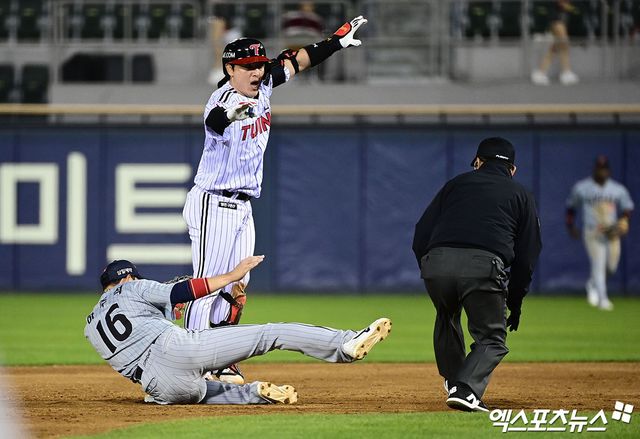 22일 오후 서울 송파구 잠실야구장에서 열린 '2026 신한 SOL Bank KBO리그' 한화 이글스와 LG 트윈스의 경기, 4회말 1사 1루 LG 박동원이 중전 안타를 때려낸 뒤 2루까지 진루 시도했으나 한화 2루수 하주석에게 태그아웃 당하고 있다. 이후 LG측 요청으로 비디오 판독 실시했으나 원심 유지되며 아웃. 잠실, 박지영 기자