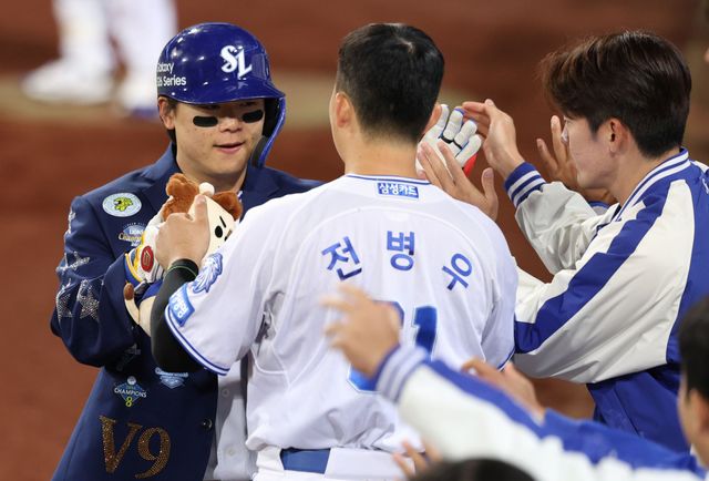 삼성 라이온즈 박승규(왼쪽)가 22일 대구 삼성 라이온즈파크에서 열린 2026 신한 SOL KBO리그 SSG 랜더스와의 팀 간 2차전에서 5회말 솔로 홈런을 기록했다. 사진 삼성 라이온즈