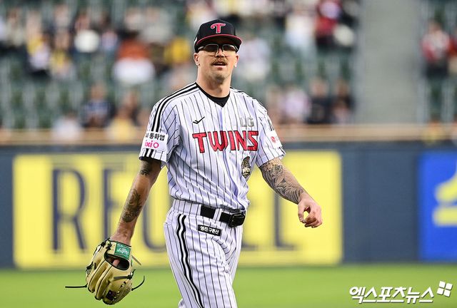  22일 오후 서울 송파구 잠실야구장에서 열린 '2026 신한 SOL Bank KBO리그' 한화 이글스와 LG 트윈스의 경기, 1회초 종료 후 LG 웰스가 더그아웃으로 향하고 있다. 잠실, 박지영 기자