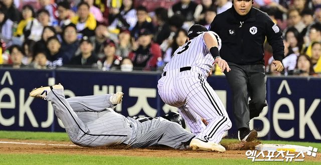 22일 오후 서울 송파구 잠실야구장에서 열린 '2026 신한 SOL Bank KBO리그' 한화 이글스와 LG 트윈스의 경기, 4회초 2사 1,2루 한화 채은성 타석 때 1루주자 문현빈이 LG 1루수 오스틴에게 태그 아웃 당하고 있다. 잠실, 박지영 기자