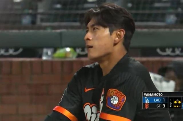 샌프란시스코 자이언츠는 22일(한국시간) 미국 캘리포니아주 샌프란시스코 오라클 파크에서 열린 LA다저스와의 2026 미국 메이저리그(MLB) 홈 경기에서 3-1 승리를 거뒀다. 이날 이정후는 6번타자 우익수로 선발 출전해 3타수 2안타 1타점을 기록하면서 타율을 0.259로 끌어올렸다. 그러나 6회말 2아웃 이정후가 1루에 나가 있는 상황에서 안타가 나오자 3루 주루 코치가 이정후에게 홈 쇄도를 지시했고, 이정후는 홈으로 달리다가 주루사를 당했다. 무리한 지시로 인해 이정후는 주루사를 당했을 뿐만 아니라 허벅지 근육까지 다쳤다. 중계화면 캡처