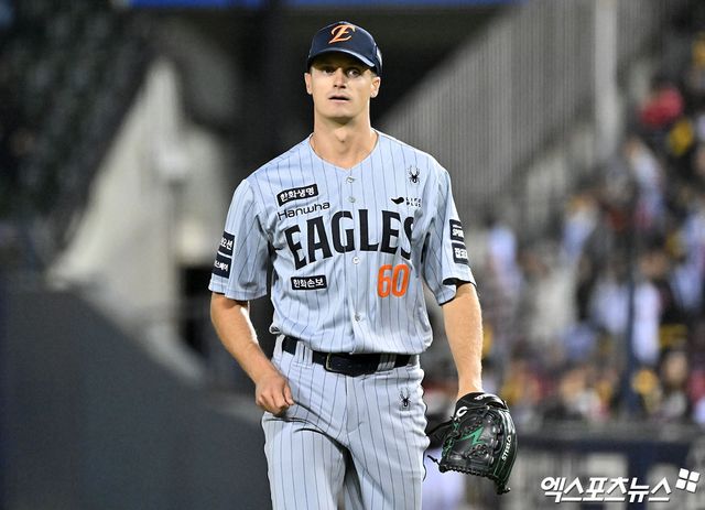 21일 오후 서울 송파구 잠실야구장에서 열린 '2026 신한 SOL Bank KBO리그' 한화 이글스와 LG 트윈스의 경기, 8회말 수비를 마친 한화 쿠싱이 더그아웃으로 향하고 있다. 잠실, 김한준 기자