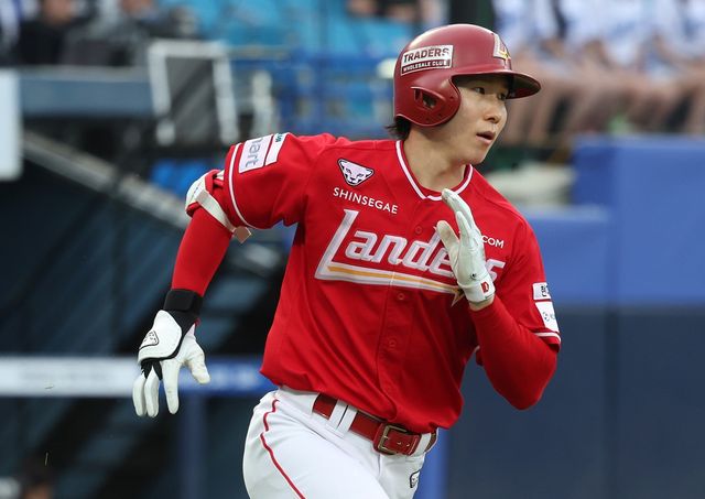 SSG 랜더스 내야수 박성한이 22일 대구 삼성 라이온즈파크에서 열린 2026 신한 SOL KBO리그 삼성 라이온즈와의 팀 간 2차전에서 개막 후 연속 경기 안타 행진을 20경기까지 늘렸다. 사진 SSG 랜더스