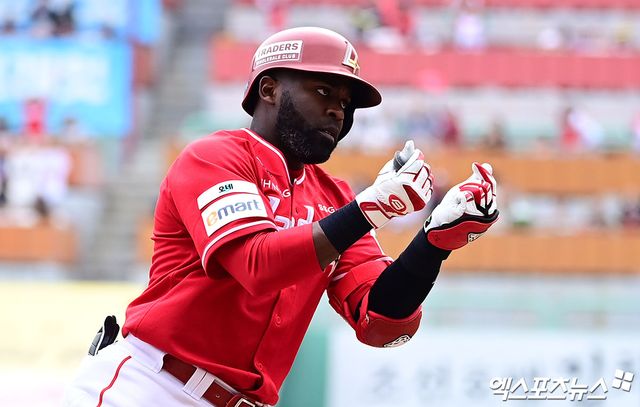 SSG 랜더스 외국인 타자 기예르모 에레디아가 22일 대구 삼성 라이온즈파크에서 열린 2026 신한 SOL KBO리그 삼성 라이온즈와의 팀 간 2차전에서 4회초 솔로 홈런을 기록했다. 사진 엑스포츠뉴스 DB