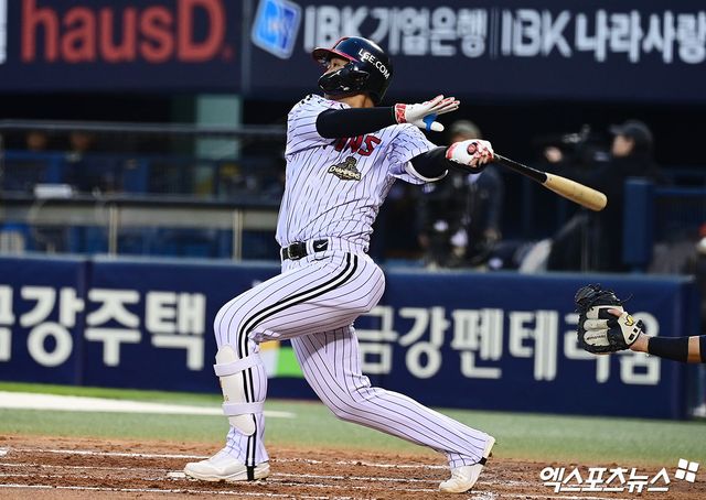 22일 오후 서울 송파구 잠실야구장에서 열린 '2026 신한 SOL Bank KBO리그' 한화 이글스와 LG 트윈스의 경기, 2회말 2사 1루 LG 송찬의가 한화 선발투수 왕옌청 상대로 선제 투런 홈런을 때려내고 있다. 잠실, 박지영 기자
