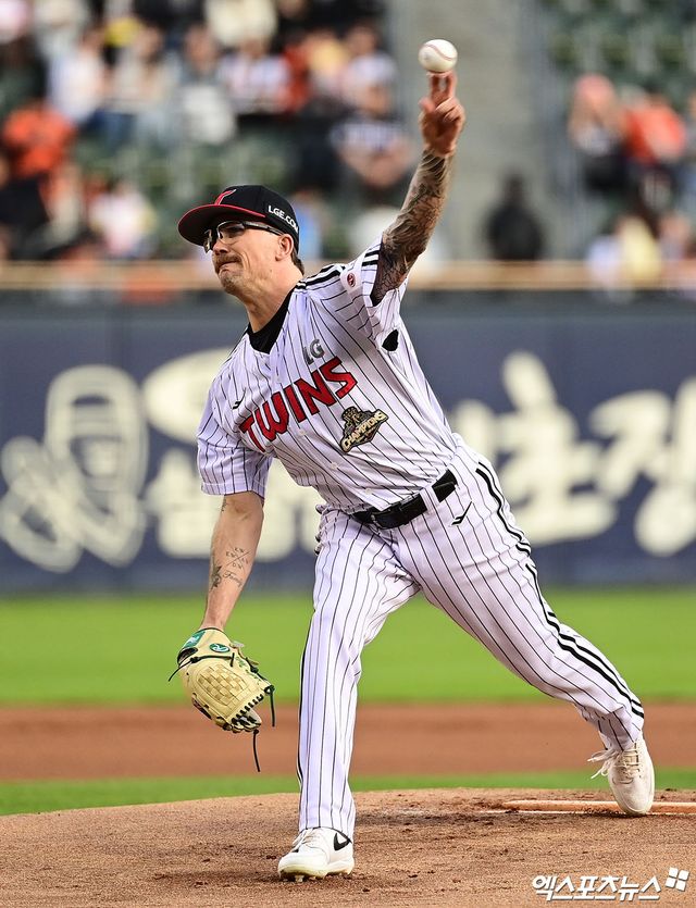 22일 오후 서울 송파구 잠실야구장에서 열린 '2026 신한 SOL Bank KBO리그' 한화 이글스와 LG 트윈스의 경기, 1회초 LG 선발투수 웰스가 역투하고 있다. 잠실, 박지영 기자