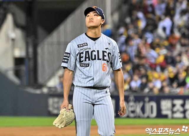 21일 오후 서울 송파구 잠실야구장에서 열린 '2026 신한 SOL Bank KBO리그' 한화 이글스와 LG 트윈스의 경기, 5회말 수비를 마친 한화 정우주가 더그아웃으로 향하고 있다. 잠실, 김한준 기자