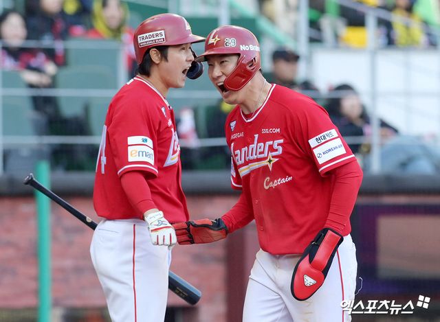 SSG 랜더스 오태곤(오른쪽)이 22일 대구 삼성 라이온즈파크에서 열린 2026 신한 SOL KBO리그 삼성 라이온즈와의 팀 간 2차전에서 9회초 역전 결승 2타점 2루타를 기록했다. 사진 엑스포츠뉴스 DB