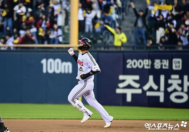 22일 오후 서울 송파구 잠실야구장에서 열린 '2026 신한 SOL Bank KBO리그' 한화 이글스와 LG 트윈스의 경기, 2회말 2사 1루 LG 송찬의가 한화 선발투수 왕옌청 상대로 선제 투런 홈런을 때려내고 있다. 잠실, 박지영 기자