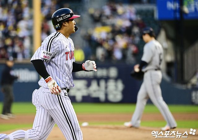 22일 오후 서울 송파구 잠실야구장에서 열린 '2026 신한 SOL Bank KBO리그' 한화 이글스와 LG 트윈스의 경기, 2회말 2사 1루 LG 송찬의가 한화 선발투수 왕옌청 상대로 선제 투런 홈런을 때려내고 있다. 잠실, 박지영 기자