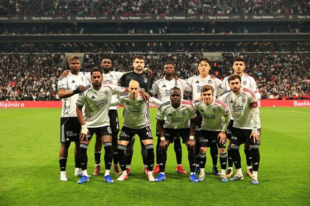 베식타시가 24일(한국시간) 튀르키예 이스탄불에 있는 튀프라시 스타디움에서 열린 알란야스포르와의 2025-2026시즌 튀르키예 쿠파스 8강전에서 3-0 완승을 거뒀다.&nbsp; 오현규가 1골 1도움으로 맹활약하면서 상대 팀에 있는 황의조와의 '코리안더비'에서 완승을 거뒀다. 튀르키예 데뷔전 상대였던 알란야스포르를 상대로 또 득점을 기록한 그는 팀을 준결승으로 이끌었다.&nbsp;베식타시