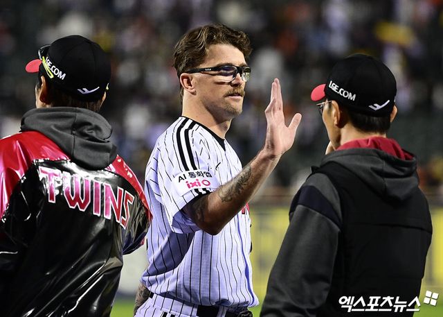 22일 오후 서울 송파구 잠실야구장에서 열린 '2026 신한 SOL Bank KBO리그' 한화 이글스와 LG 트윈스의 경기, LG가 선발투수 웰스의 8이닝 무실점 완벽투에 힘입어 3:0의 스코어로 승리했다. 경기 종료 후 LG 웰스가 코칭 스태프와 하이파이브를 나누고 있다. 잠실, 박지영 기자