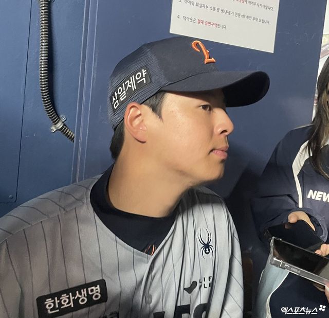 한화 이글스 노시환이 23일 서울 잠실야구장에서 열린 2026 신한 SOL Bank KBO리그 정규시즌 LG 트윈스와 원정경기를 마치고 취재진과 인터뷰에 응하고 있다. 잠실, 김유민 기자