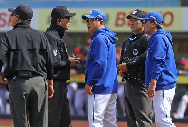 박진만 감독이 이끄는 삼성 라이온즈가 지난 23일 대구 삼성 라이온즈파크에서 열린 2026 신한 SOL KBO리그 SSG 랜더스와의 팀 간 3차전에서 2-8로 역전패, 4연패에 빠졌다. 사진 삼성 라이온즈