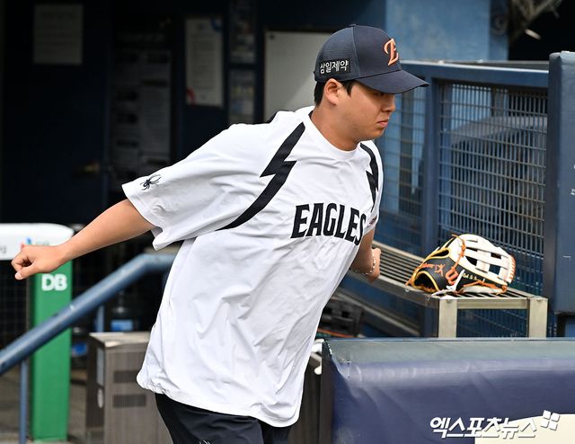 21일 오후 서울 송파구 잠실야구장에서 열리는 '2026 신한 SOL Bank KBO리그' 한화 이글스와 LG 트윈스의 경기, 한화 노시환이 훈련을 위해 그라운드로 나서고 있다. 엑스포츠뉴스 DB