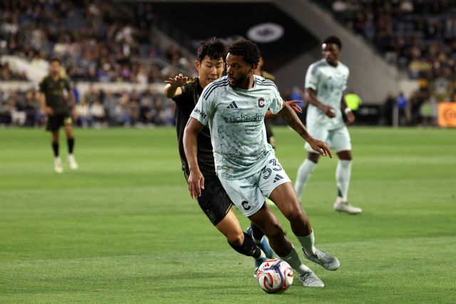 마크 도스 산토스 감독이 이끄는 LAFC는 23일(한국시간) 미국 캘리포니아주 로스앤젤레스의 BMO 스타디움에서 열린 콜로라도 래피즈와의 2026 미국 메이저리그(MLS) 9라운드 홈 경기에서 0-0 무승부를 거뒀다. 2026시즌 개막 후 리그 6경기 무패(5승1무)를 기록하며 상승세를 달리던 LAFC는 최근 리그 3경기 연속 무승(1무2패)을 기록하면서 흐름이 끊겼다. 이날 손흥민은 콜로라도전에 선발로 나와 77분을 뛰었지만 슈팅을 1개도 시도하지 못하면서 또다시 시즌 마수걸이 득점을 신고하는데 실패했다. 연합뉴스