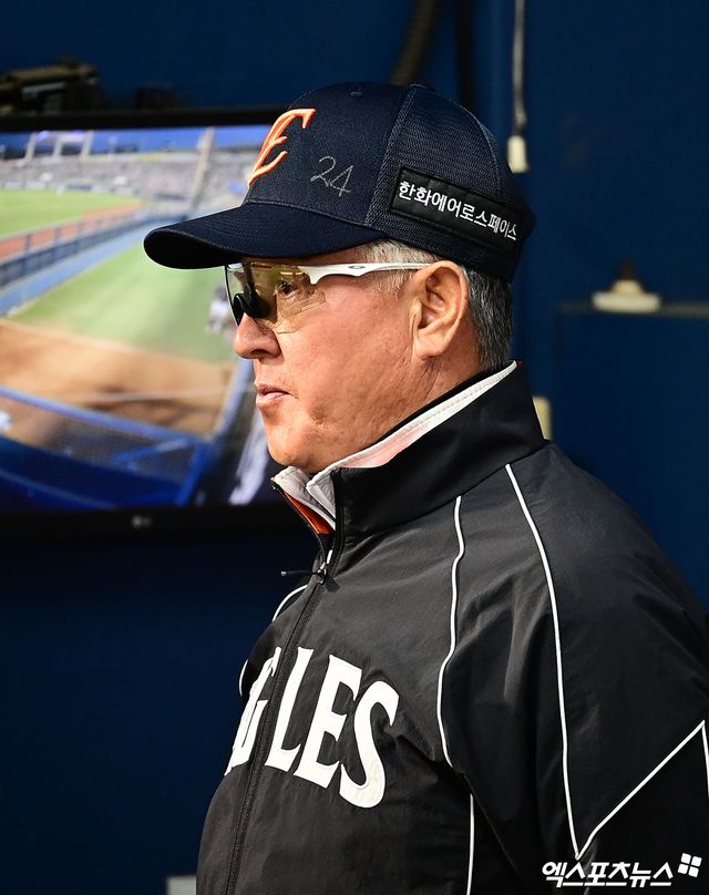 한화 이글스 노시환이 23일 서울 잠실야구장에서 열리는 2026 신한 SOL Bank KBO리그 정규시즌 LG 트윈스와 팀 간 3차전을 앞두고 1군 엔트리에 복귀했다. 그는 1군 등록과 동시에 4번타자 겸 3루수로 선발 명단에 이름을 올렸다. 김경문 한화 감독은 경기 전 '노시환이 그래도 우리 한화의 4번타자 아닌가'라며 강한 믿음을 드러냈다. 엑스포츠뉴스 DB