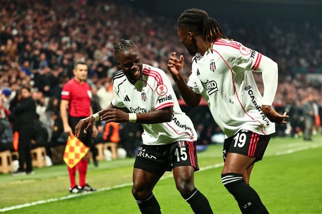 베식타시가 24일(한국시간) 튀르키예 이스탄불에 있는 튀프라시 스타디움에서 열린 알란야스포르와의 2025-2026시즌 튀르키예 쿠파스 8강전에서 3-0 완승을 거뒀다.&nbsp; 오현규가 1골 1도움으로 맹활약하면서 상대 팀에 있는 황의조와의 '코리안더비'에서 완승을 거뒀다. 튀르키예 데뷔전 상대였던 알란야스포르를 상대로 또 득점을 기록한 그는 팀을 준결승으로 이끌었다.&nbsp;베식타시