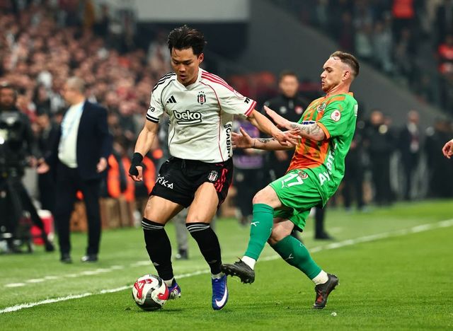 베식타시가 24일(한국시간) 튀르키예 이스탄불에 있는 튀프라시 스타디움에서 열린 알란야스포르와의 2025-2026시즌 튀르키예 쿠파스 8강전에서 3-0 완승을 거뒀다.&nbsp; 오현규가 1골 1도움으로 맹활약하면서 상대 팀에 있는 황의조와의 '코리안더비'에서 완승을 거뒀다. 튀르키예 데뷔전 상대였던 알란야스포르를 상대로 또 득점을 기록한 그는 팀을 준결승으로 이끌었다.&nbsp;베식타시