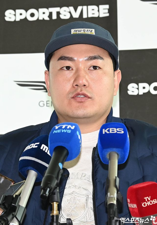 미국프로야구 메이저리그(MLB)에서 뛰었던 최지만이 프로야구 시민구단 울산 웨일즈 유니폼을 입는다. 연합뉴스에 따르면 울산은 오는 27일 오후 4시 울산문수구장에서 최지만의 입단 계약 체결 및 입단식을 개최한다고 23일 밝혔다. 계약조건은 다른 국내 선수들과 같은 연봉 3천만원, 계약기간은 1년이다. 최지만은 MLB에서 8시즌을 뛰는 동안 통산 525경기 1567타수 367안타 타율 0.234, 67홈런, 238타점, 6도루, 출루율 0.338, 장타율 0.426을 기록하며 추신수에 이어 한국인 메이저리거 홈런 부문 역대 2위에 올랐다. 엑스포츠뉴스DB